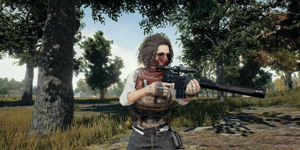 Figura mascarada do PUBG mirando um rifle