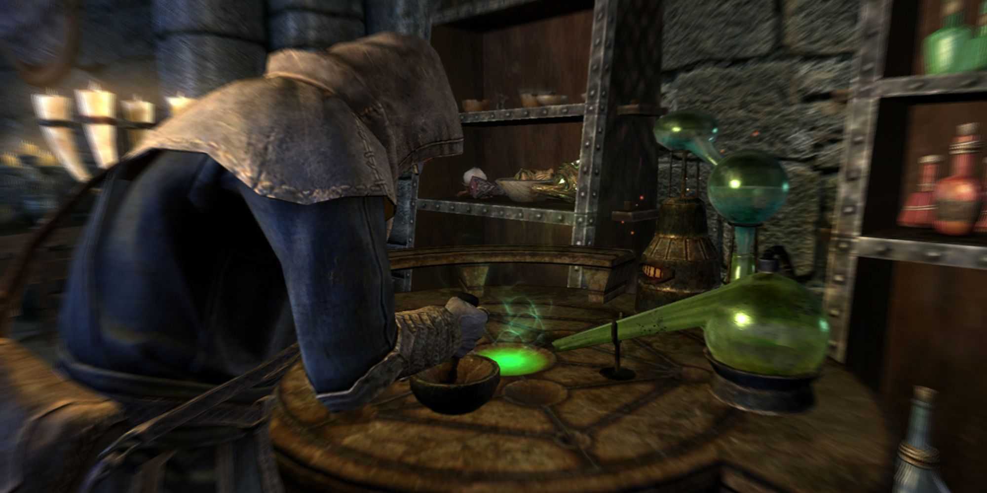 Mago de Skyrim usando laboratório de alquimia