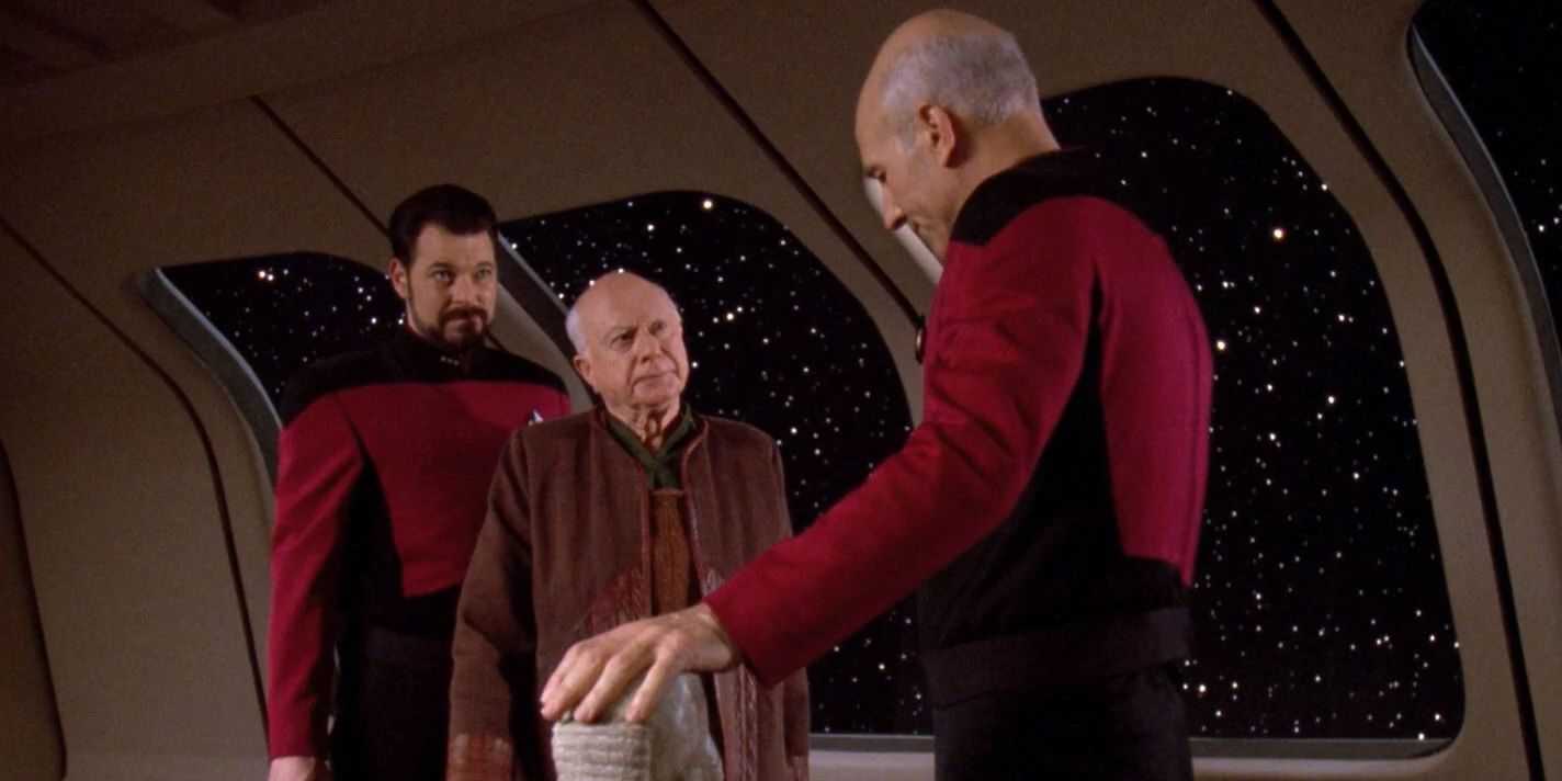 Galen, Picard e Riker em Star Trek: a próxima geração.