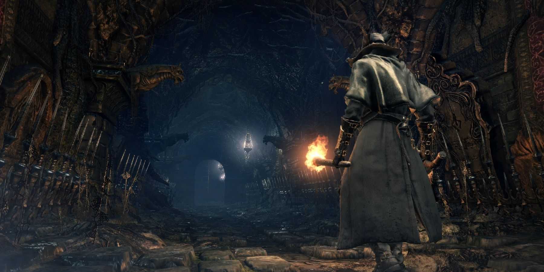 O personagem do jogador explorando uma Masmorra do Cálice em Bloodborne.