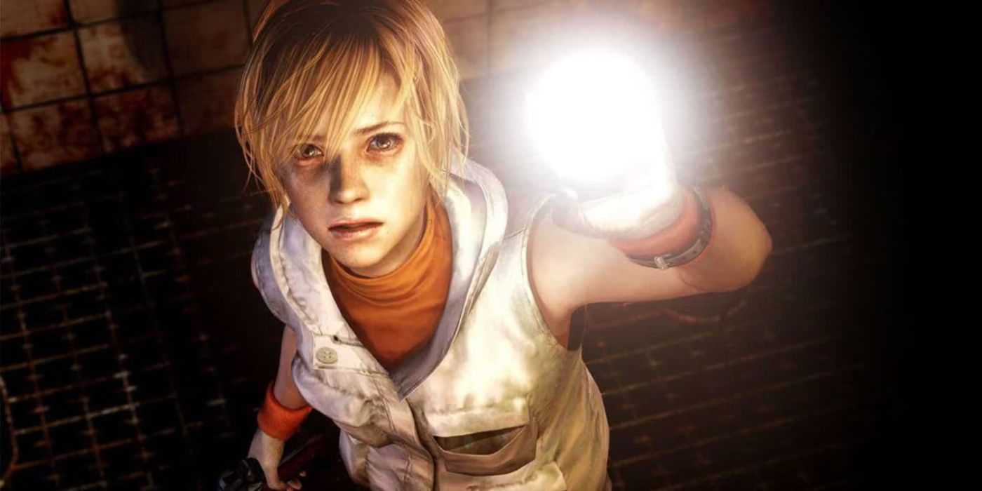 Heather Mason segurando uma lanterna em Silent Hill 3