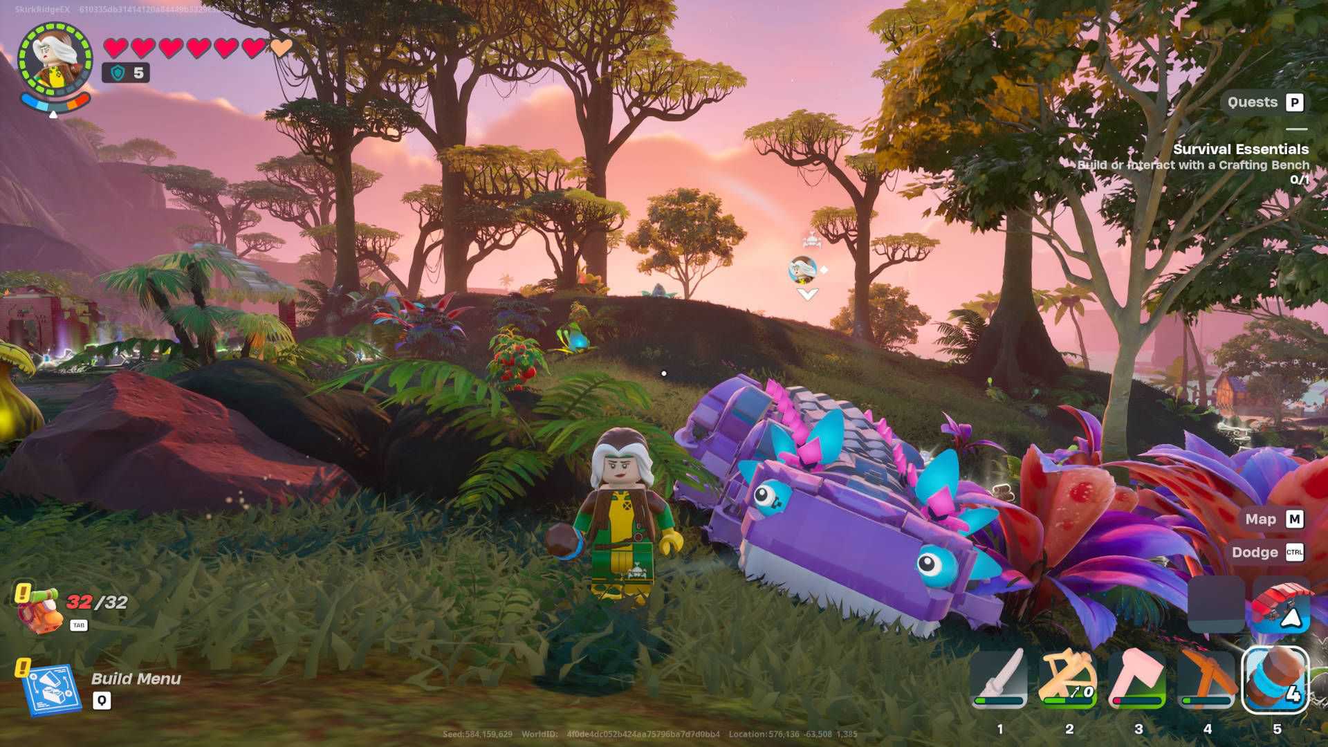 LEGO Fortnite Klomberries: LEGO Rogue está parada ao lado de um dinossauro Klombo que está se abaixando para permitir que ela o monte.