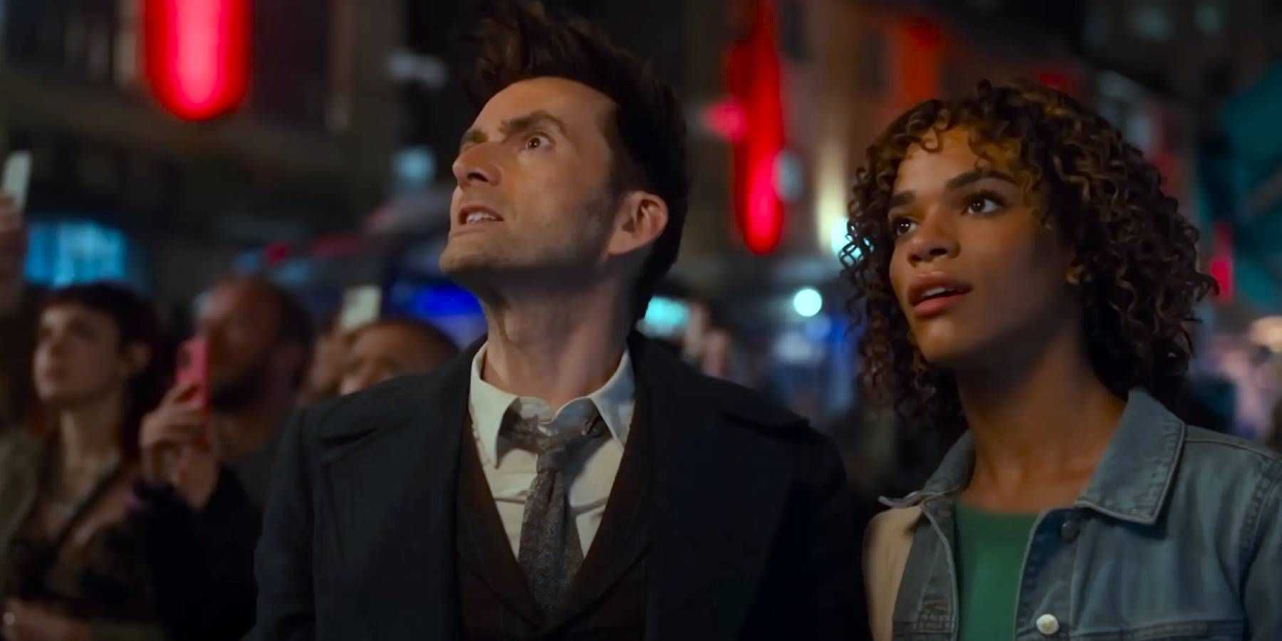 David Tennant como o Doutor e Yasmin Finney como Rose Noble em Doctor Who