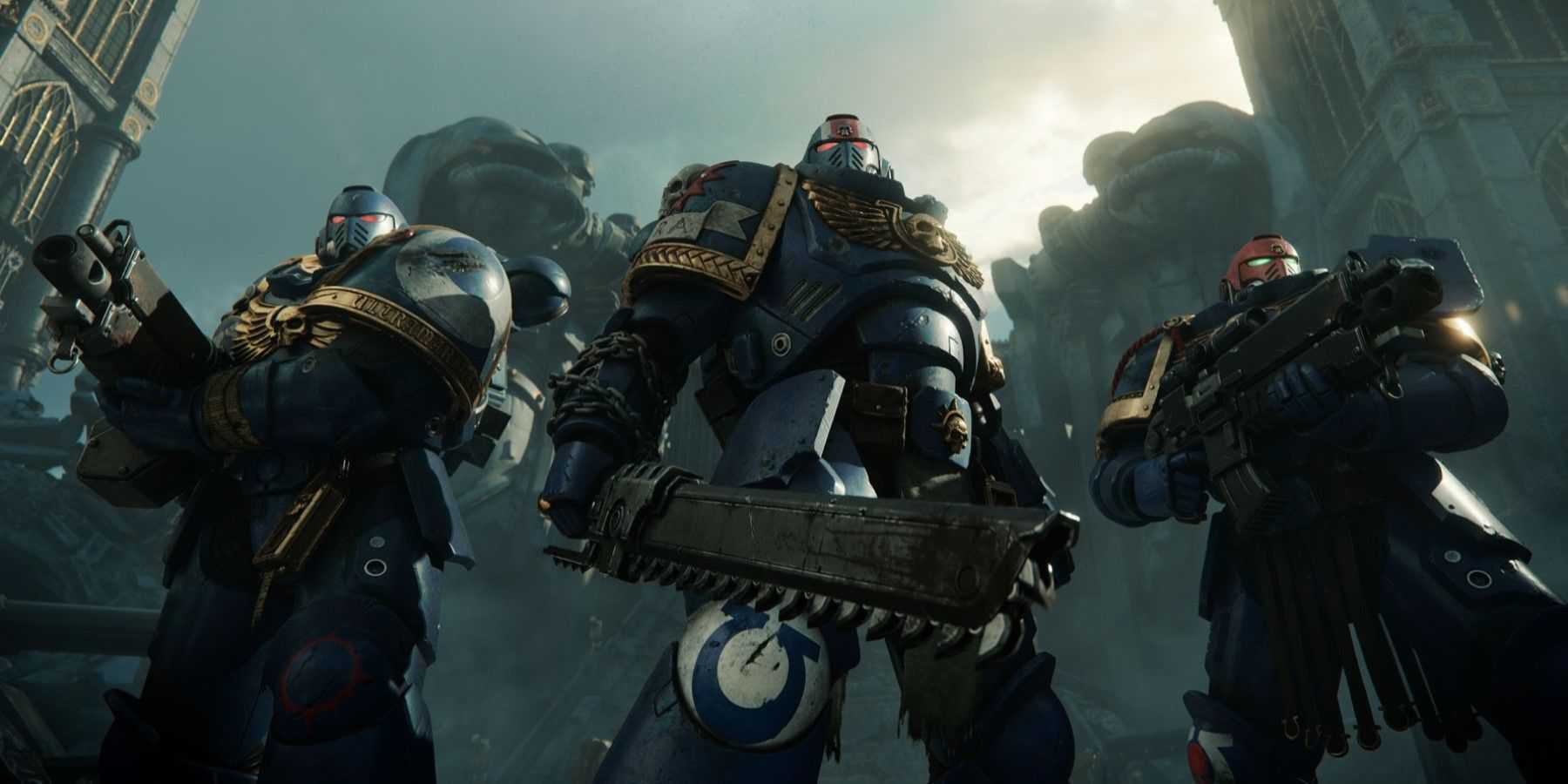 Três Ultramarines estão prontos para a batalha, dois com bolters e um com uma pistola de ferrolho e espada de corrente