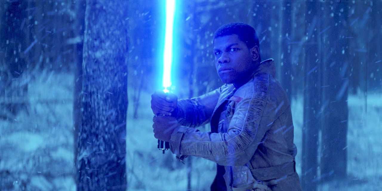 Finn empunha um sabre de luz em Star Wars: O Despertar da Força