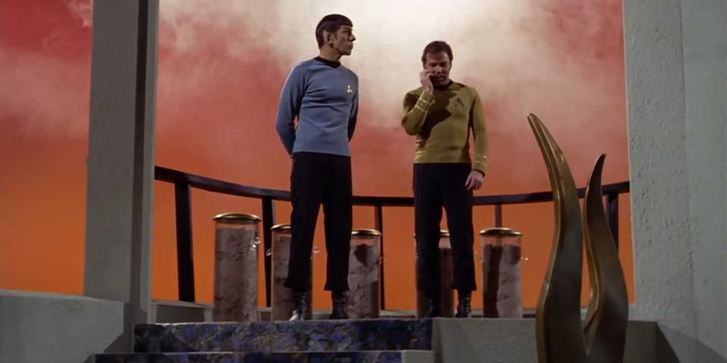 Kirk e Spock se preparam para o transporte