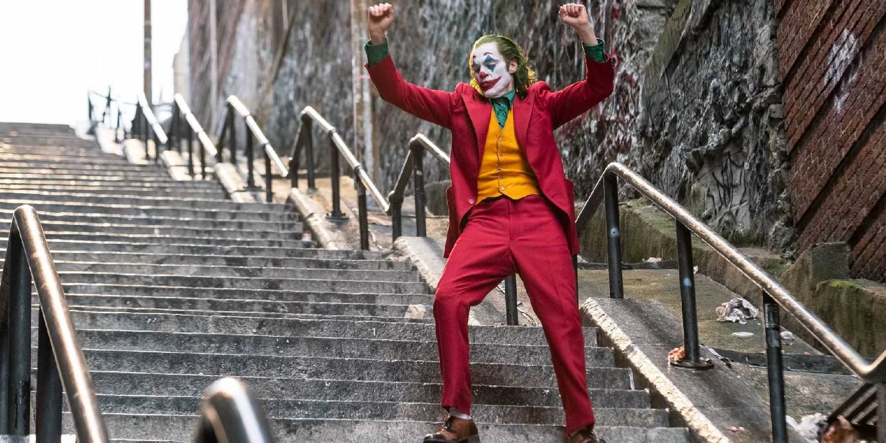 Coringa de Joaquin Phoenix dançando nas escadas