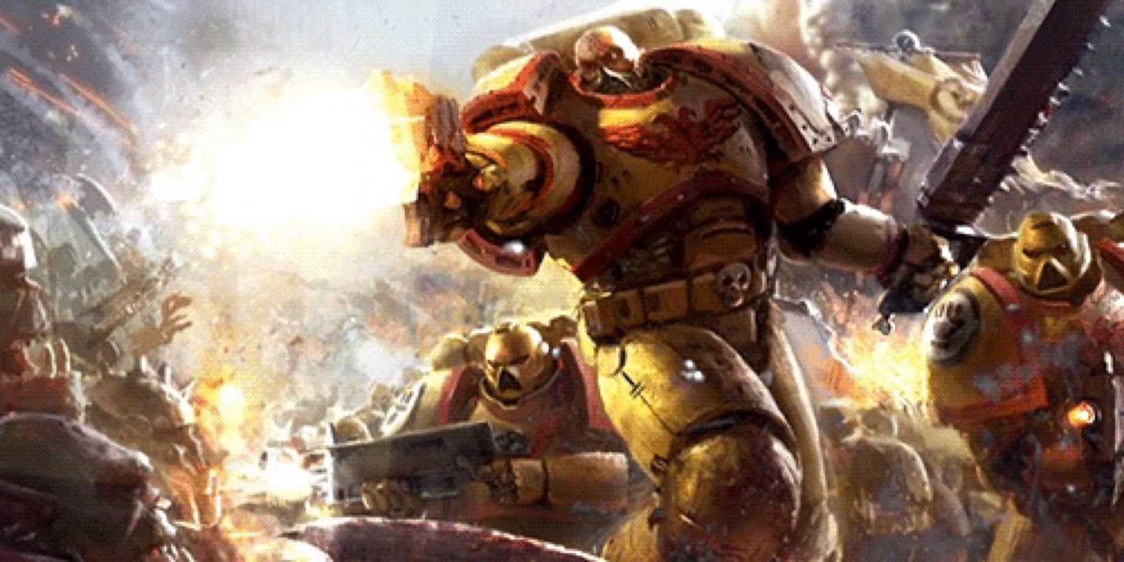 Um fuzileiro naval do Imperial Fists dispara uma pistola de ferrolho enquanto empunha uma espada de corrente enquanto seus companheiros de batalha lutam atrás dele