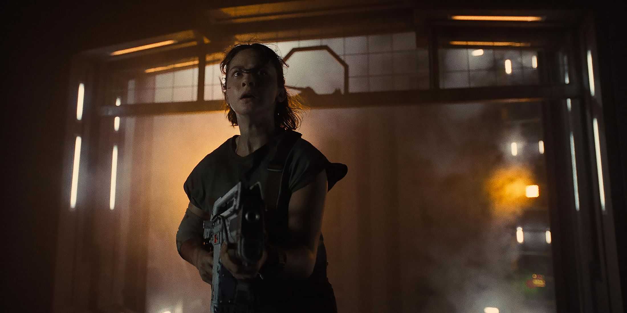 Rain holding a weapon in Alien Romulus