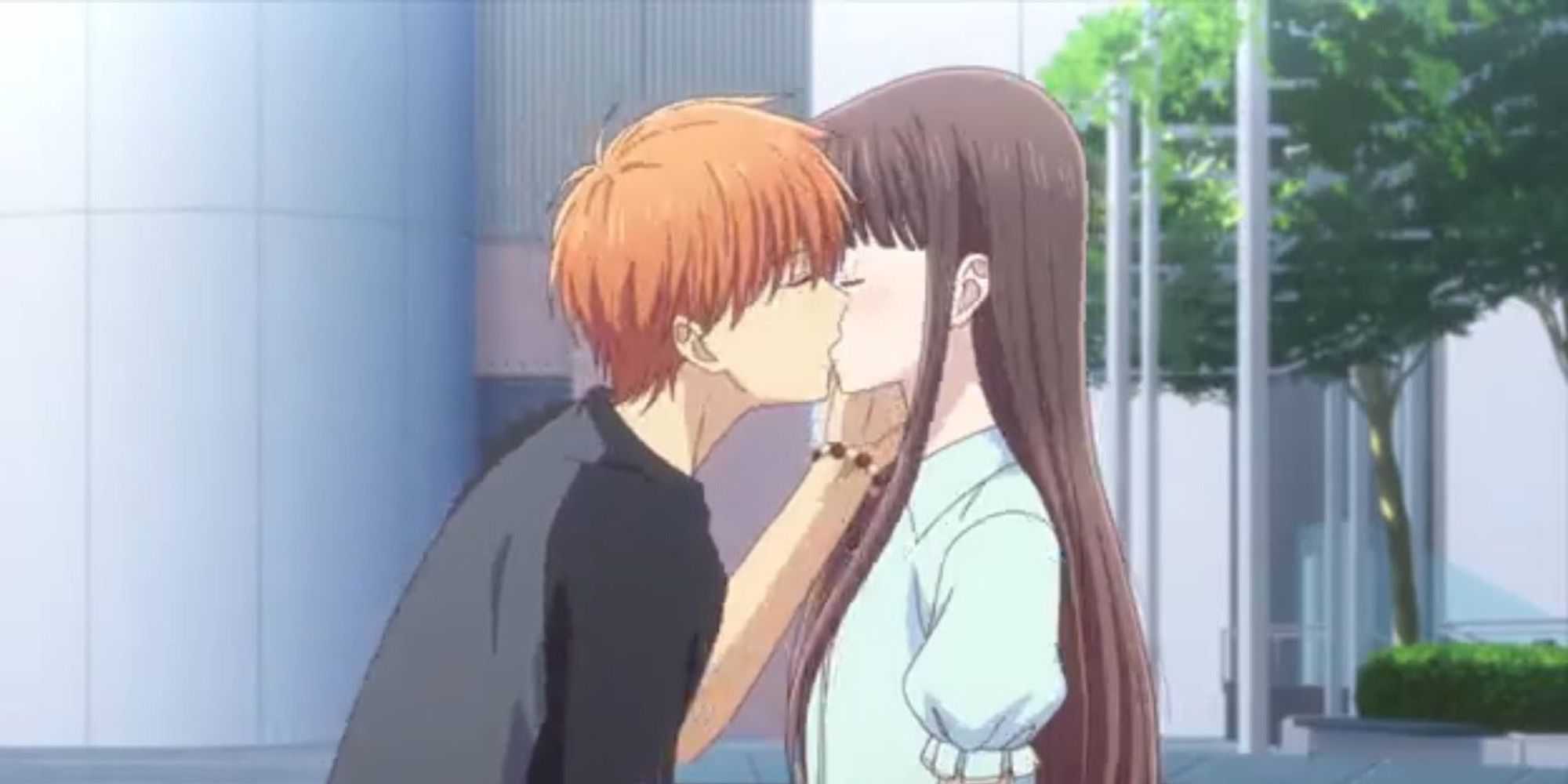 Kyo e Tohru se beijam em Fruits Basket