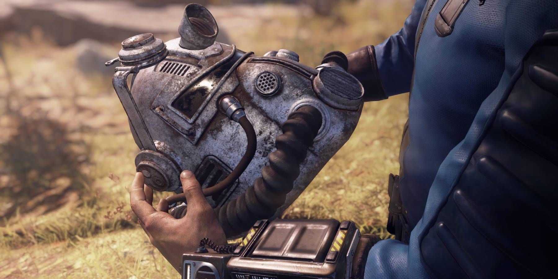 Um morador do cofre segurando um capacete de armadura elétrica do Fallout 76