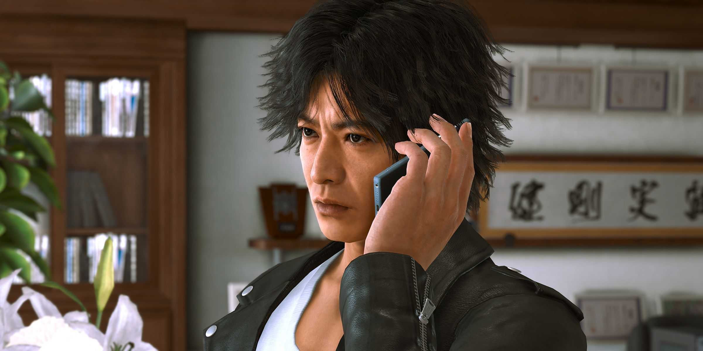 Takayuki Yagami atendendo uma ligação em Lost Judgment