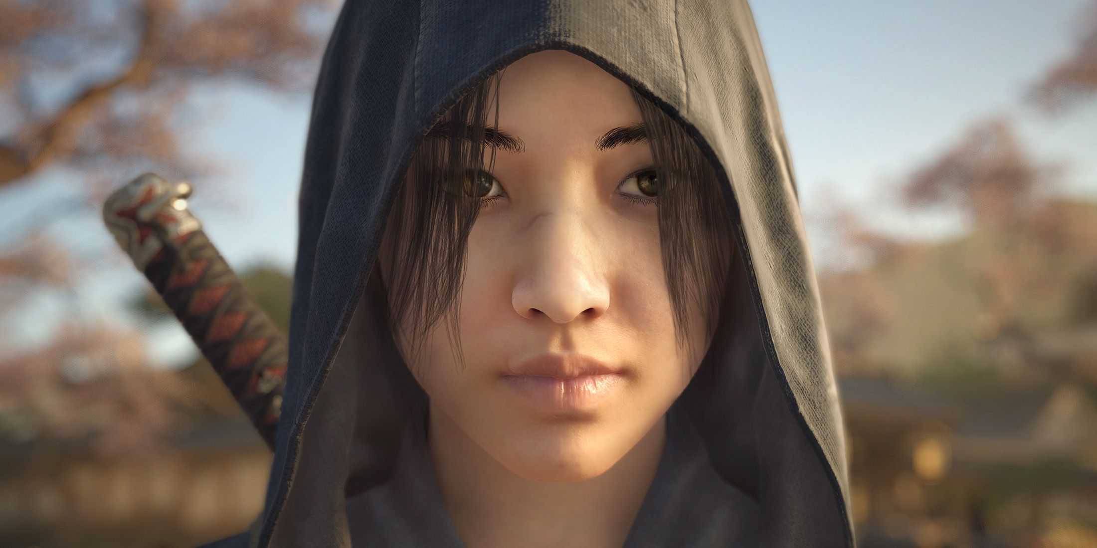 Captura de tela promocional de Naoe com capuz em close-up do Assassin's Creed Shadows