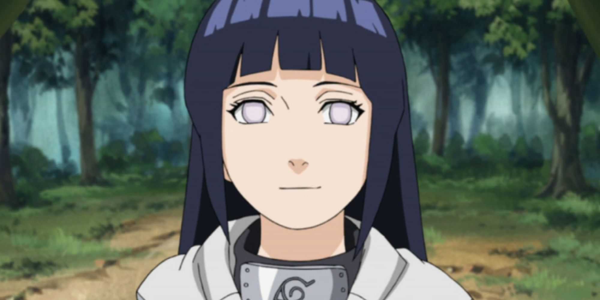 Close de Hinata Hyuga em pé em uma floresta