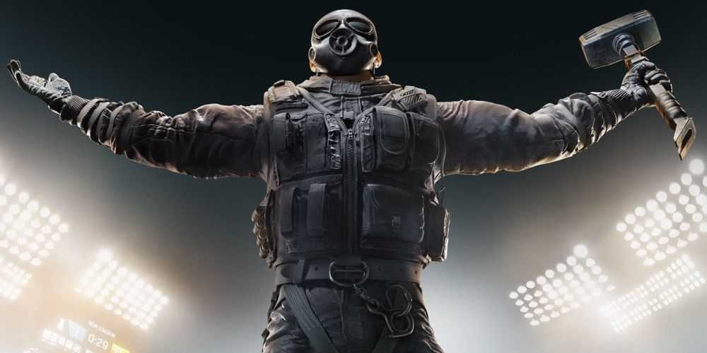 Figura do Rainbow Six Siege em uniforme e máscara de gás segurando um martelo