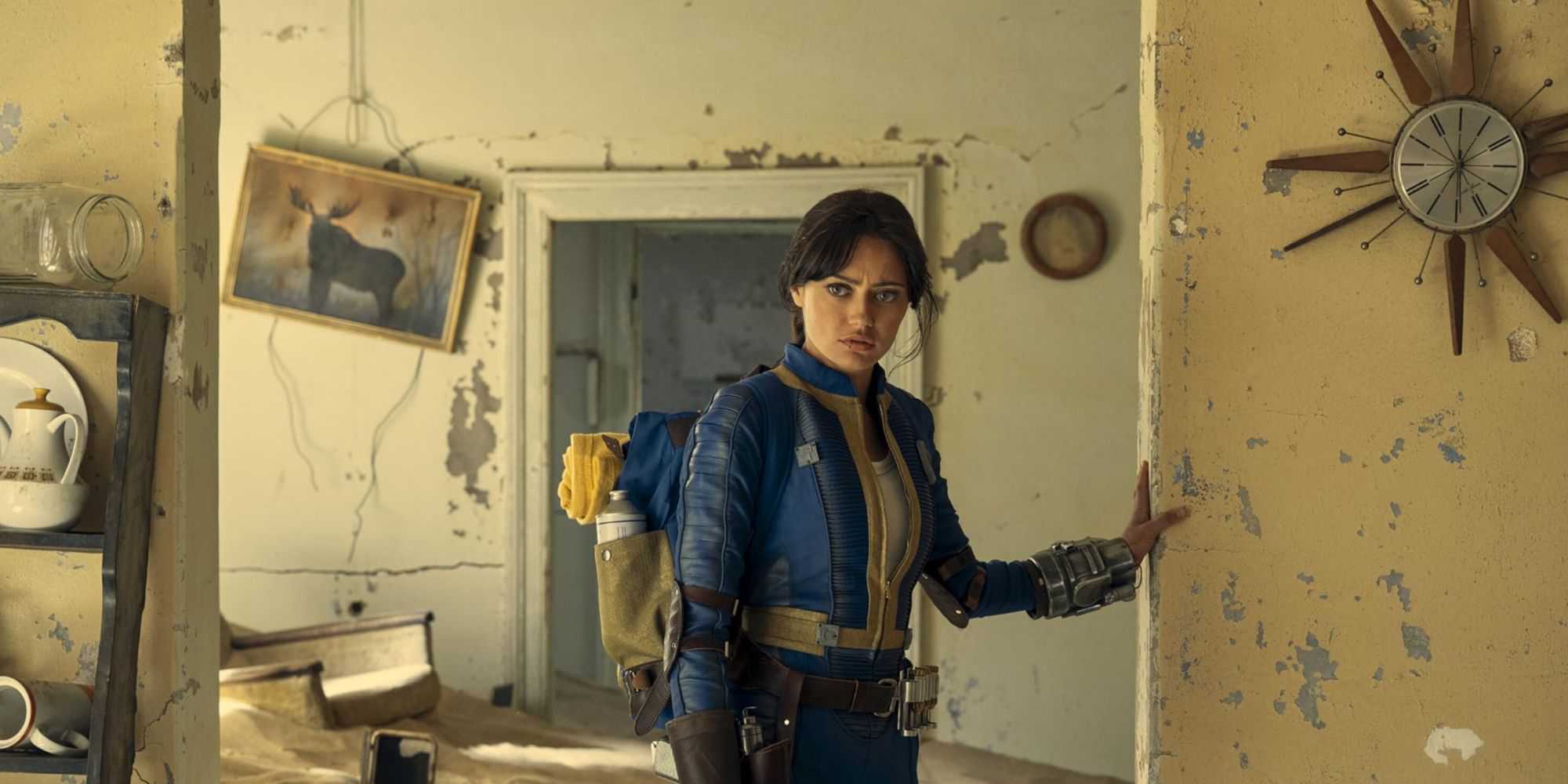 Lucy explorando uma casa no Fallout Show da Amazon