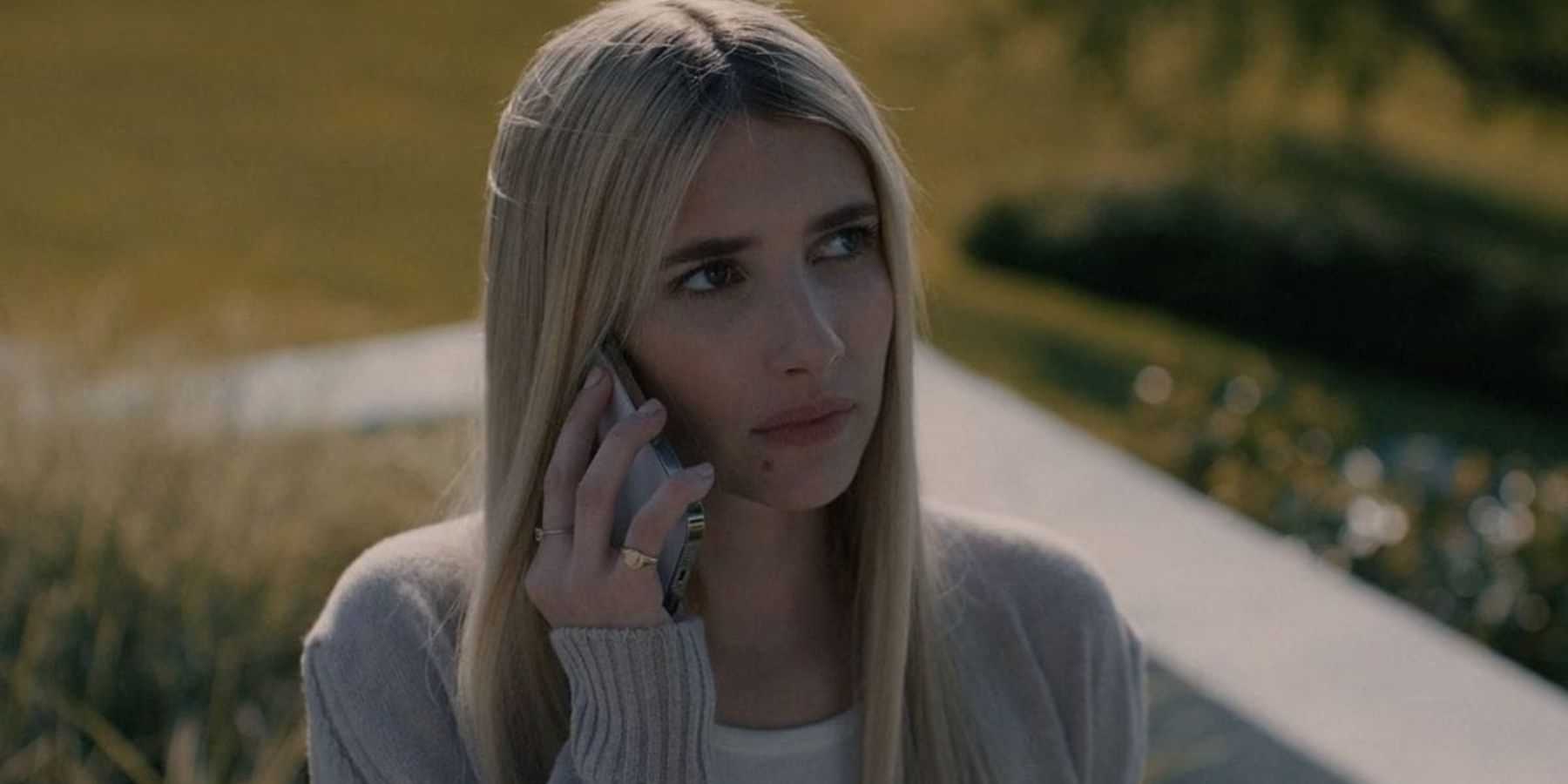 Emma Roberts como Anna falando ao celular na 12ª temporada de American Horror Story