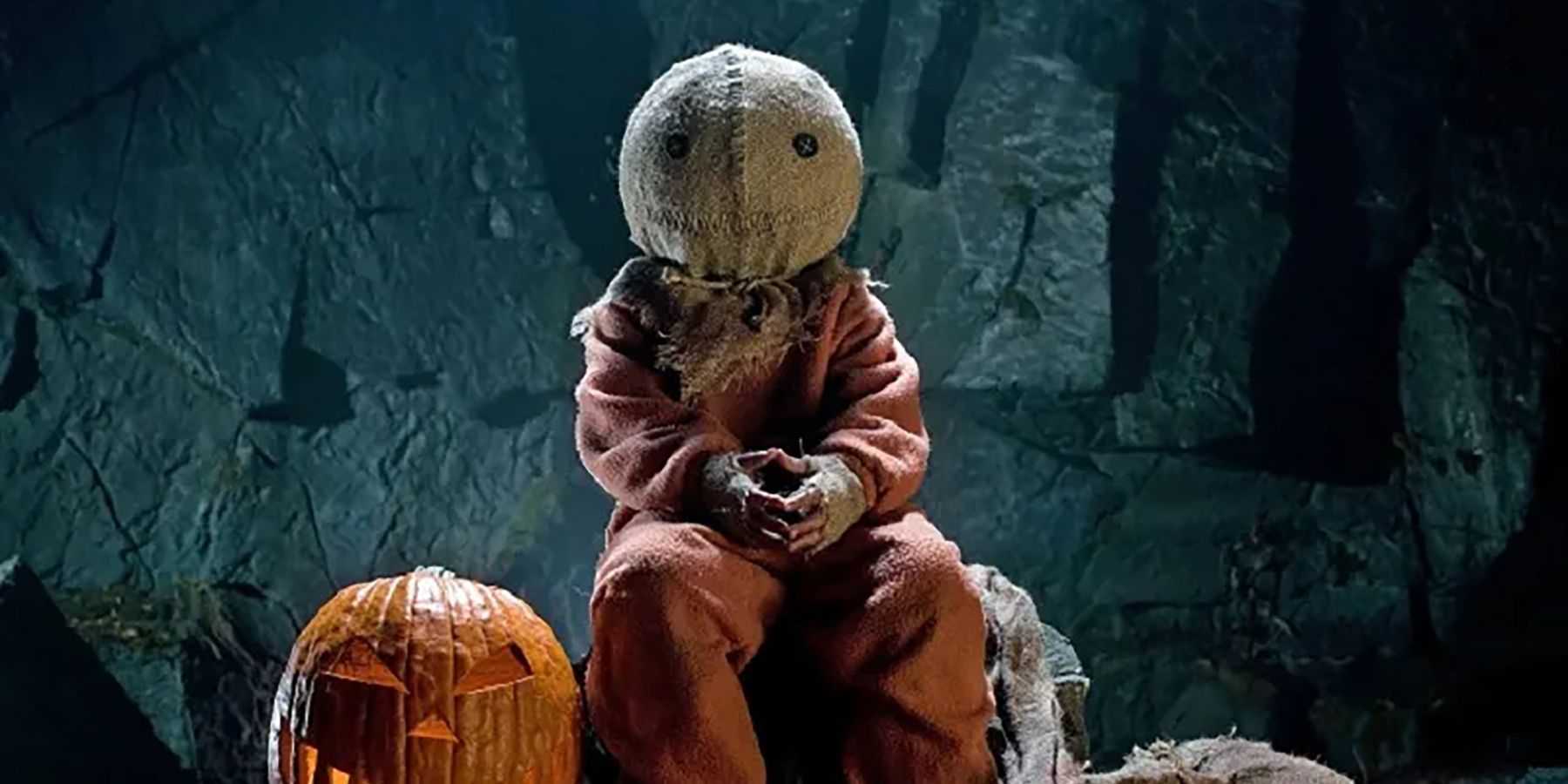 Sam sentado com abóboras em Trick 'r Treat