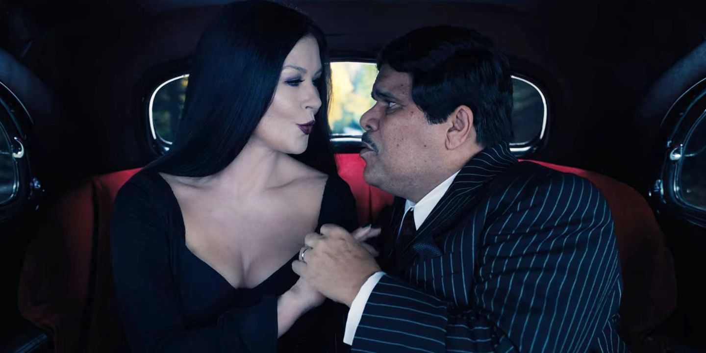 Morticia e Gomez Addams cantam um para o outro no carro enquanto tocam Wednesday no Nevermore no Wednesday.